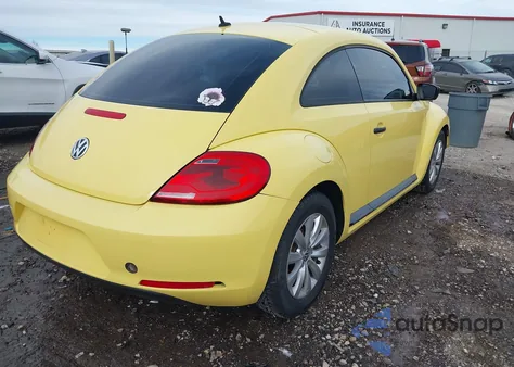 2015 Volkswagen Beetle 1.8T Fleet Edition z USA, uszkodzony, nr VIN 3VWF17ATXFM623086